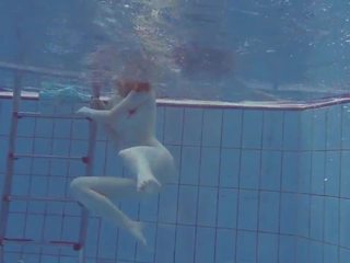 Fabulous lakuriq vajzat nënujë në the pishinë, x nominal film 56