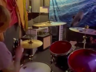 Felicity feline drumming で 彼女の lockout