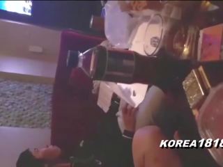 Coréen nerds avoir amusement à salle salon avec coquin coréen