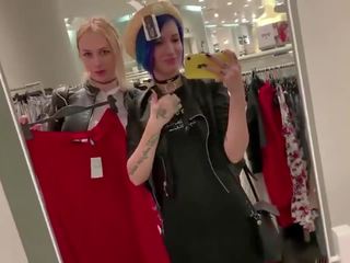 Damsel blows tranny in changing room