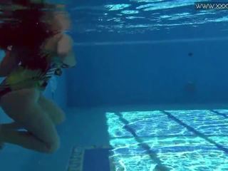 Diana rius mit fabelhaft prellen titten im die schwimmbad: kostenlos xxx film de
