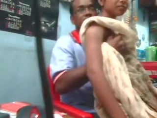 Индийски деси млад жена прецака от съсед чичо вътре магазин