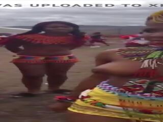 Krūtinga south afrikietiškas merginos singing ir šokiai pusnuogis