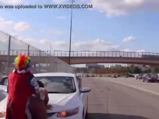 Gibby il clown scopa succosa tee su atlanta’s più più popolari autostrada