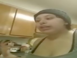 Prsatá latina squeezing mléko ven na ji sýkorka na domácí: špinavý film 39