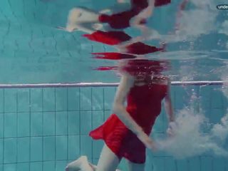 Fabulous γυμνός κορίτσια υποθαλάσσια σε ο πισίνα, x βαθμολογήθηκε ταινία 56
