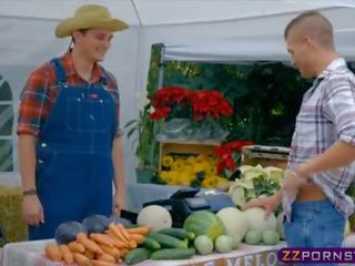Vásárló baszik a farmers feleség -ban nyilvános nál nél a piac