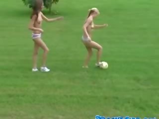 Meztelen leszbikusok játszik futball