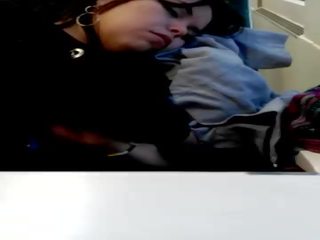Jaunkundze guļošas fetišs uz vilciens spiegs dormida lv tren