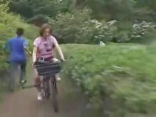 Японська краля masturbated в той час як скаче a specially modified брудна кліп bike!