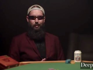 Deeper&period; gambler bets 彼の 挑発的 妻 で 高い stake ゲーム
