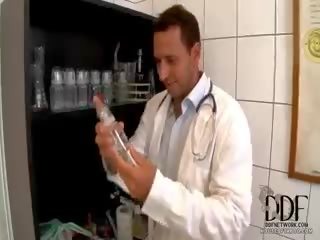 Surgeon nick azotes su paciente