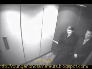 Kuiken zuigt haar baas bij elevator voor een betalen verhogen