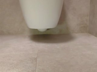 Zmyselný chodidlá v the toaleta