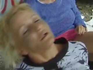 En gruppe av oversexed tysk damer får knullet av noen hardt johnson utendørs